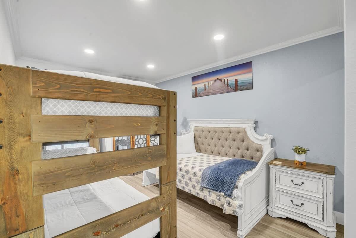 Apartment 3bed 3bath Blocks To The And Bay In Pb